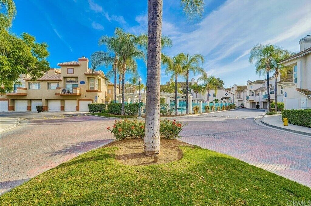 Lovely Condominium in the Hills