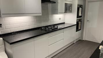 Maison | Cuisine privée | Réfrigérateur, micro-ondes, four, plaque de cuisson