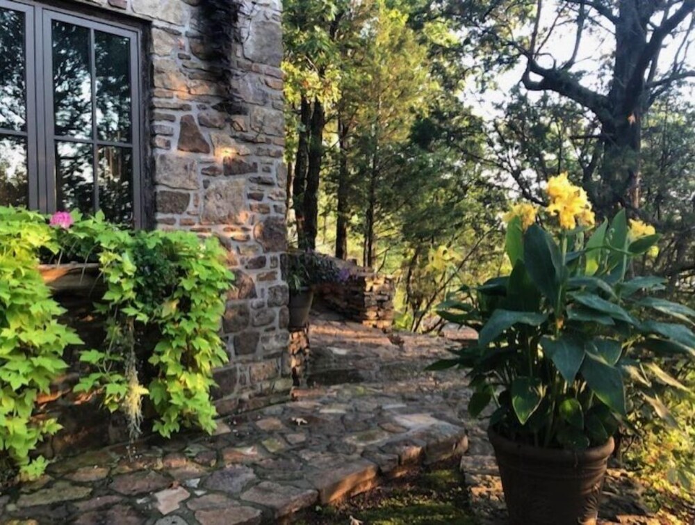 Hand made lodge in Arkansas on a bluff over the River Van Buren Vrbo