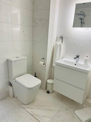 Apartment, Multiple Beds | Bathroom | Shower, hair dryer, towels - Remarkable 2-bed Apartment in Auchterarder (Auchterarder)