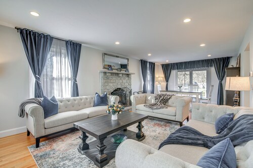 Spacious home for entertaining, centrally located to beach, ferry, and airport.