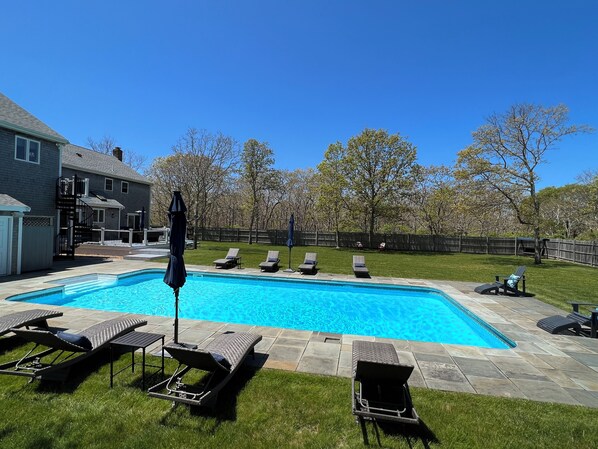 حمّام سباحة خارجي، حمّام سباحة مُدفَّأ