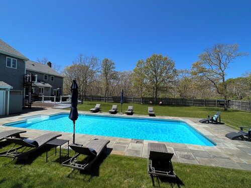 Spacious home for entertaining, centrally located to beach, ferry, and airport.