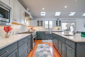 Kjøleskap, mikrobølgeovn, ovn og kokeplater