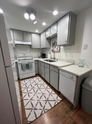 Private kitchen - Mackey Creek Barn Loft Apartment (Redmond)
