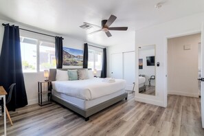 5 bedrooms, desk, iron/ironing board, free WiFi - Walk to Old Town & Giants - Heated Pool + Golf + Games (Scottsdale)