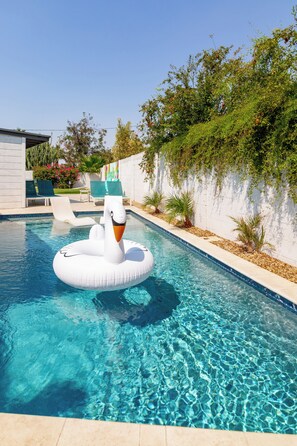 Outdoor pool, a heated pool - Walk to Old Town & Giants - Heated Pool + Golf + Games (Scottsdale)