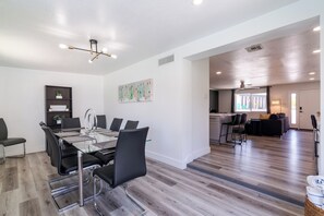 Dining - Walk to Old Town & Giants - Heated Pool + Golf + Games (Scottsdale)
