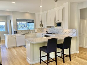 Fridge, microwave, oven, stovetop - Amazing Views and Walkable to Downtown! Historic 3/2 Home, Sleeps 8 (Tiburon)