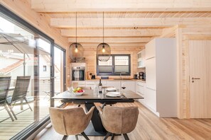 Premium House | Private kitchen | Full-size fridge, microwave, oven, stovetop - Bergwaldchalet Tierfreund (Wernigerode)