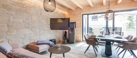 Premium-talo | Oleskelualue | Älytelevisio, takka, lämmitetyt lattiat, älykaiuttimet