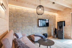 บ้านพักพรีเมียม | บริเวณนั่งเล่น | สมาร์ททีวี 50 นิ้ว พร้อมช่องดาวเทียม, ทีวี, เตาผิง