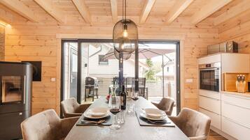 Premium-Haus | Essbereich im Zimmer