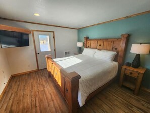 2 bedrooms, desk, iron/ironing board, WiFi - Rustic Wonder - Close to Glacier, Great Mtn Views (Columbia Falls)