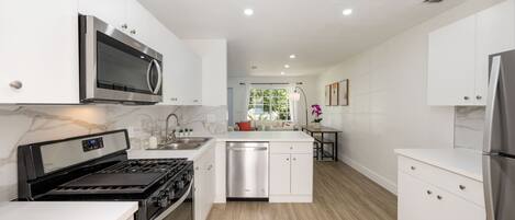 Frigorífico, microondas, horno y placa de cocina