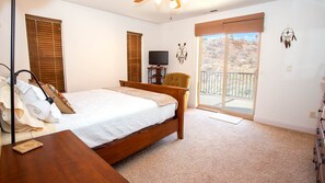 5 室のベッドルーム、デスク、アイロン / アイロン台、旅行用ベビーベッド