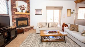 テレビ、暖炉、DVD プレーヤー、書斎 / ワークスペース