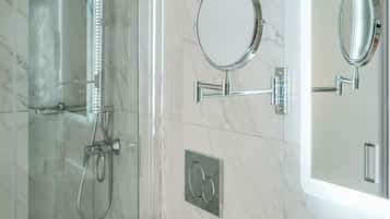 Dusche, kostenlose Toilettenartikel, Haartrockner, Bademäntel