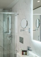 Ducha, artículos de tocador gratuitos, secador de pelo, batas