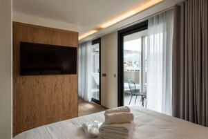 Minibar, caja de seguridad en la habitación y decoración personalizada 