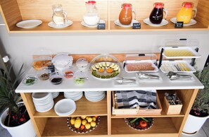 Free daily continental breakfast - Urban Frame Acropolis  (Athens)