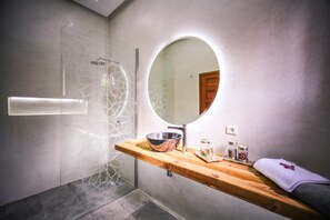 Haartrockner, Bidet, Handtücher, Seife
