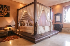 6 bedrooms, travel cot, WiFi, bed sheets