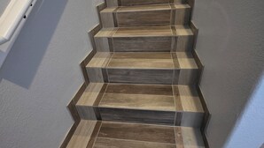 A staircase with wooden steps and a white wall. - Spacious 3 bedroom 2.5  bath with 3 living areas (Las Cruces)