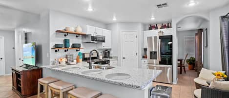 Refrigerador, microondas, horno y parrilla de estufa