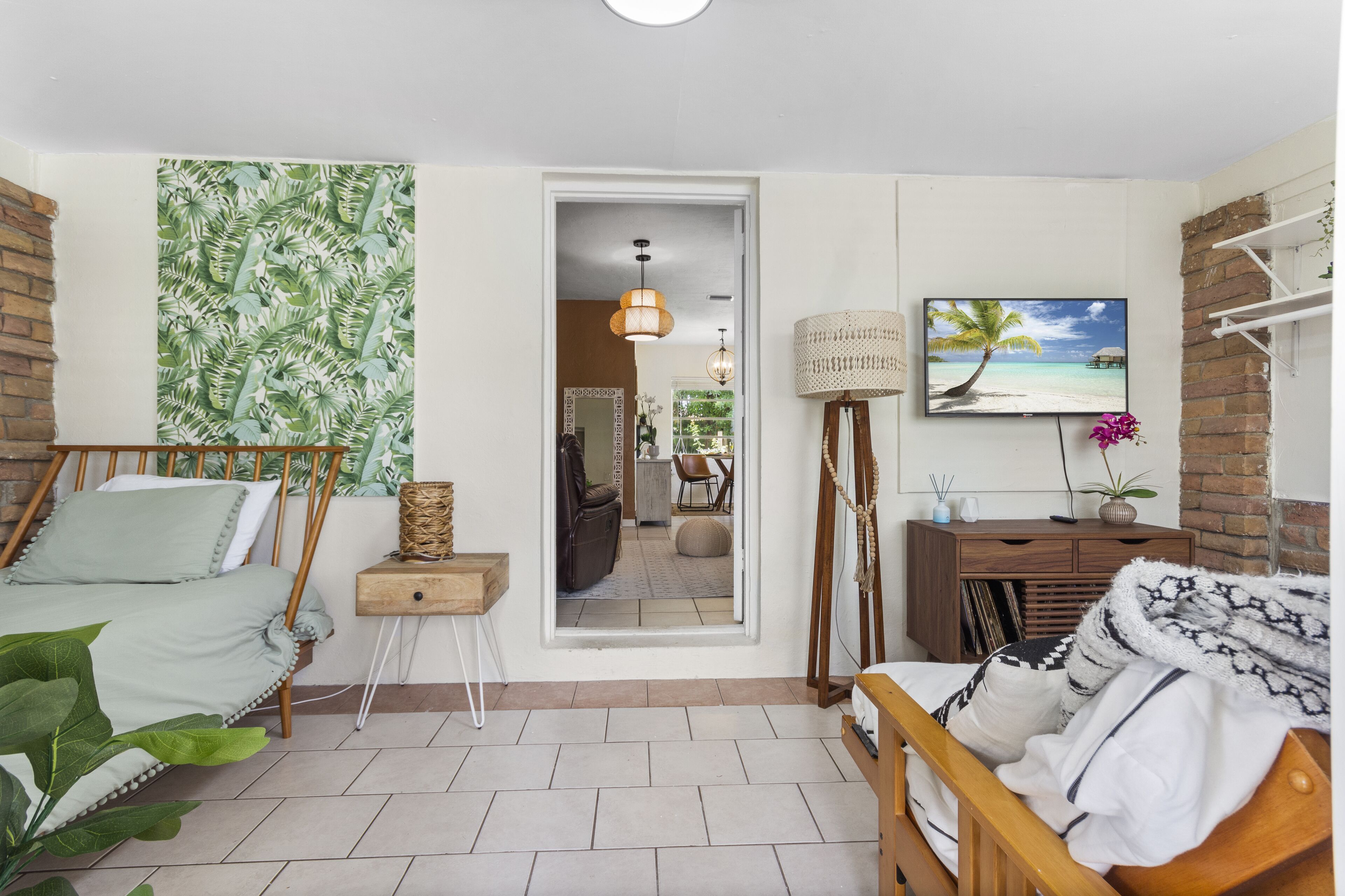 3 slaapkamers, een bureau, een strijkplank/strijkijzer, reisbedje