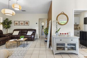 Smart TV, stereo - Bohemian Retreat - 10mins to Downtown & Wynwood! (Miami)