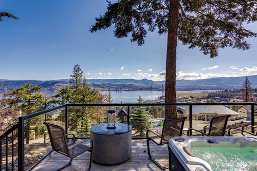 Incredible Lake & Mountain Views, Hot Tub & near Wineries, minutes to Kelowna!