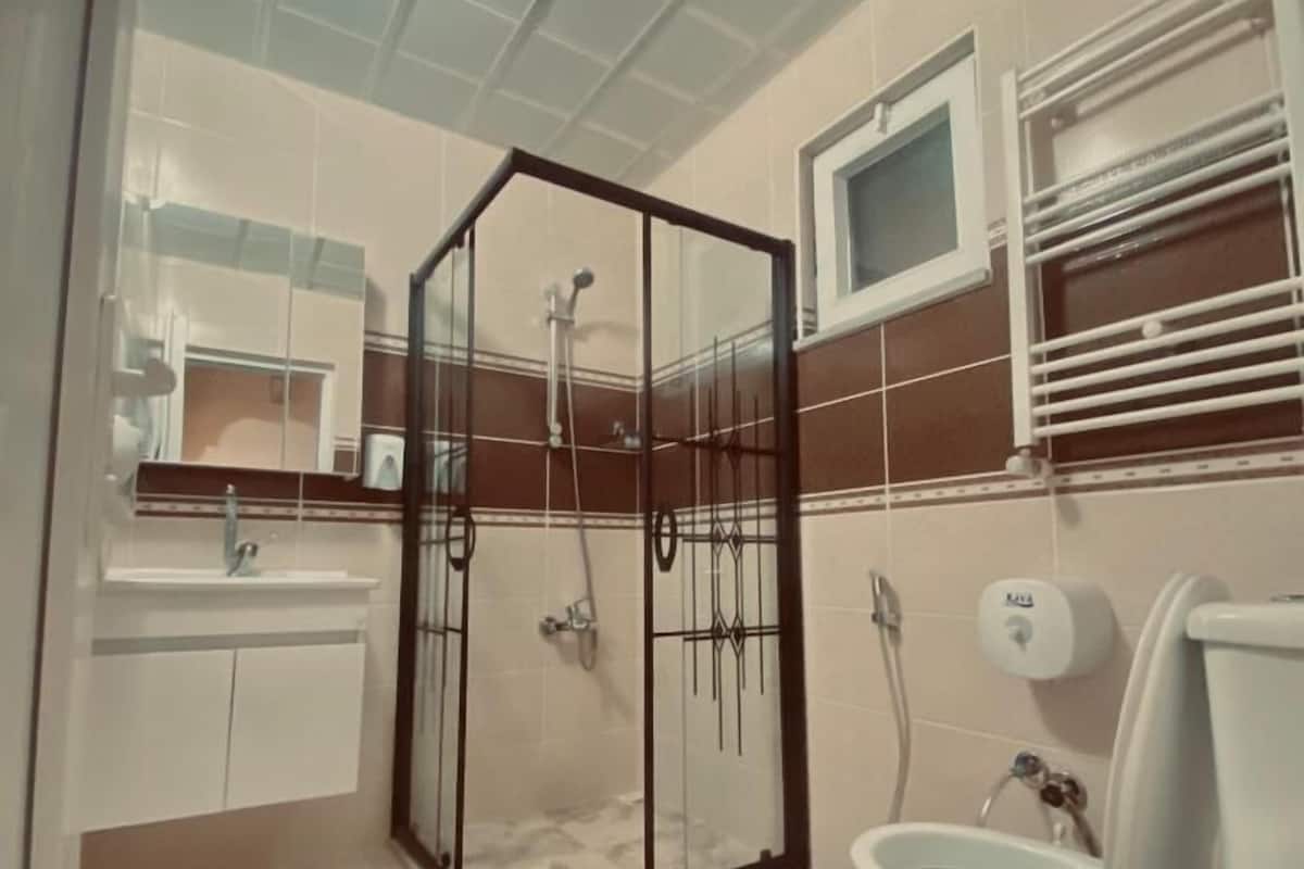 Regadera, regadera tipo lluvia, amenidades de baño gratuitas