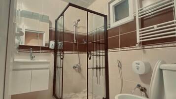 Shower, rainfall showerhead, free toiletries, hair dryer