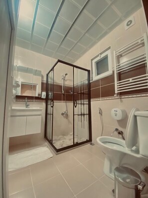 Dusche, Regendusche, kostenlose Toilettenartikel, Haartrockner