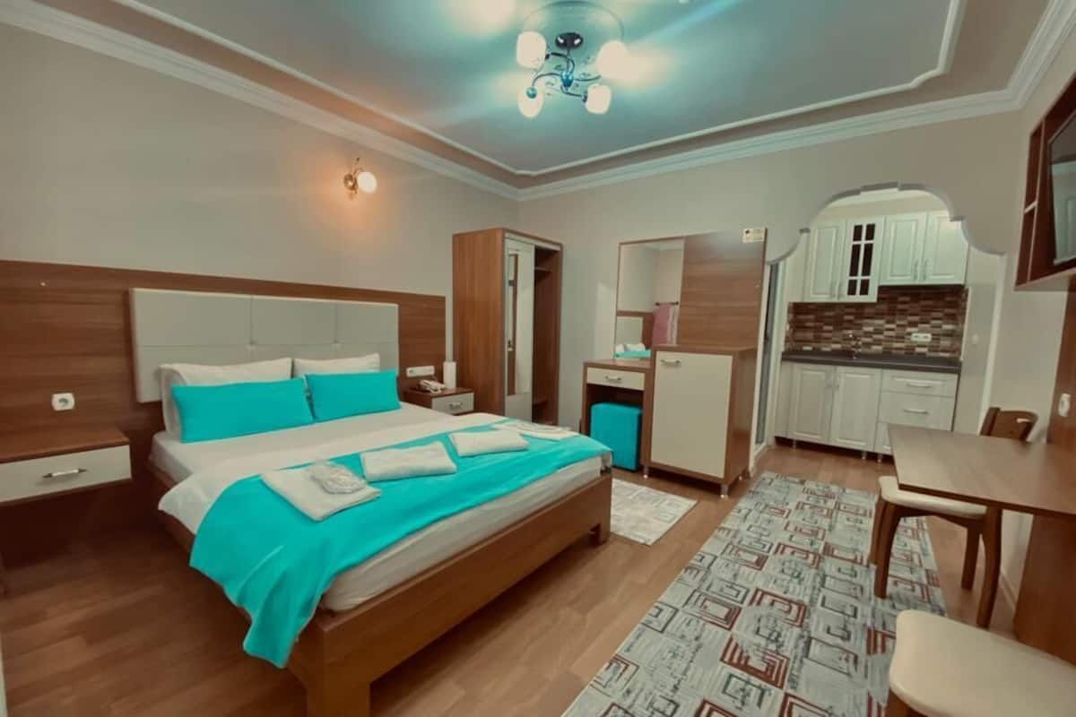 Habitación con 2 camas individuales | Edredón, tabla de planchar con plancha, wifi gratis y ropa de cama
