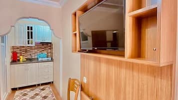 3 bedrooms, down duvets, iron/ironing board, free WiFi