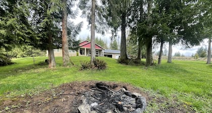 Countryside Retreat 5 minutes from Chehalis- great for families and teams!