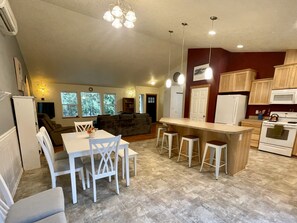 Interior - Countryside Retreat 5 minutes from Chehalis- great for families and teams! (Chehalis)