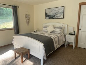 4 bedrooms, iron/ironing board, WiFi, bed sheets - Countryside Retreat 5 minutes from Chehalis- great for families and teams! (Chehalis)