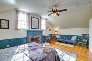 2 bedrooms, iron/ironing board, internet, bed sheets