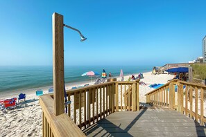 On the beach - BEACH-FRONT CONDO, OUTDOOR POOL, FAMILY FRIENDLY! (Gulf Shores)