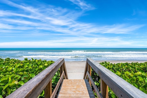 Stylish & Chic 4BR House Near Melbourne Beach — Private Pool, Shaded Lanai, & Foosball! ☀️