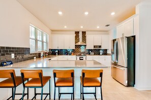 冷蔵庫、電子レンジ、オーブン、コンロ