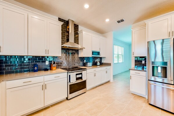 Geladeira, micro-ondas, fogão, cooktop