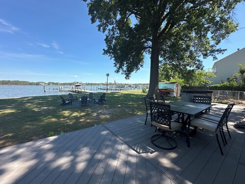 Waterfront Fishing Creek Cottage with Guesthouse Pier-Kayaks-Fire Pit