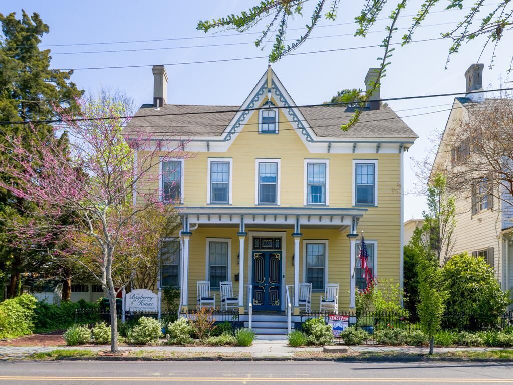 Bayberry House - 8 Bedrooms - Sleeps 16 - Center of Town and Close to Beach!