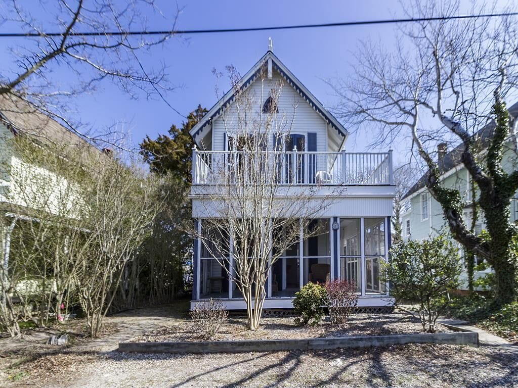 Pet Friendly Classic Victorian Across from Dunes and Beach