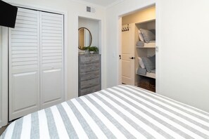 1 habitación, tabla de planchar con plancha, wifi gratis y ropa de cama 