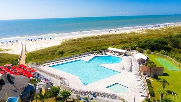 A resort with a large pool, beach access, and a view of the ocean. - Guest Favorite~Steps to the beach~Pickleball and Tennis Courts~Beach Bar (Hilton Head Island)